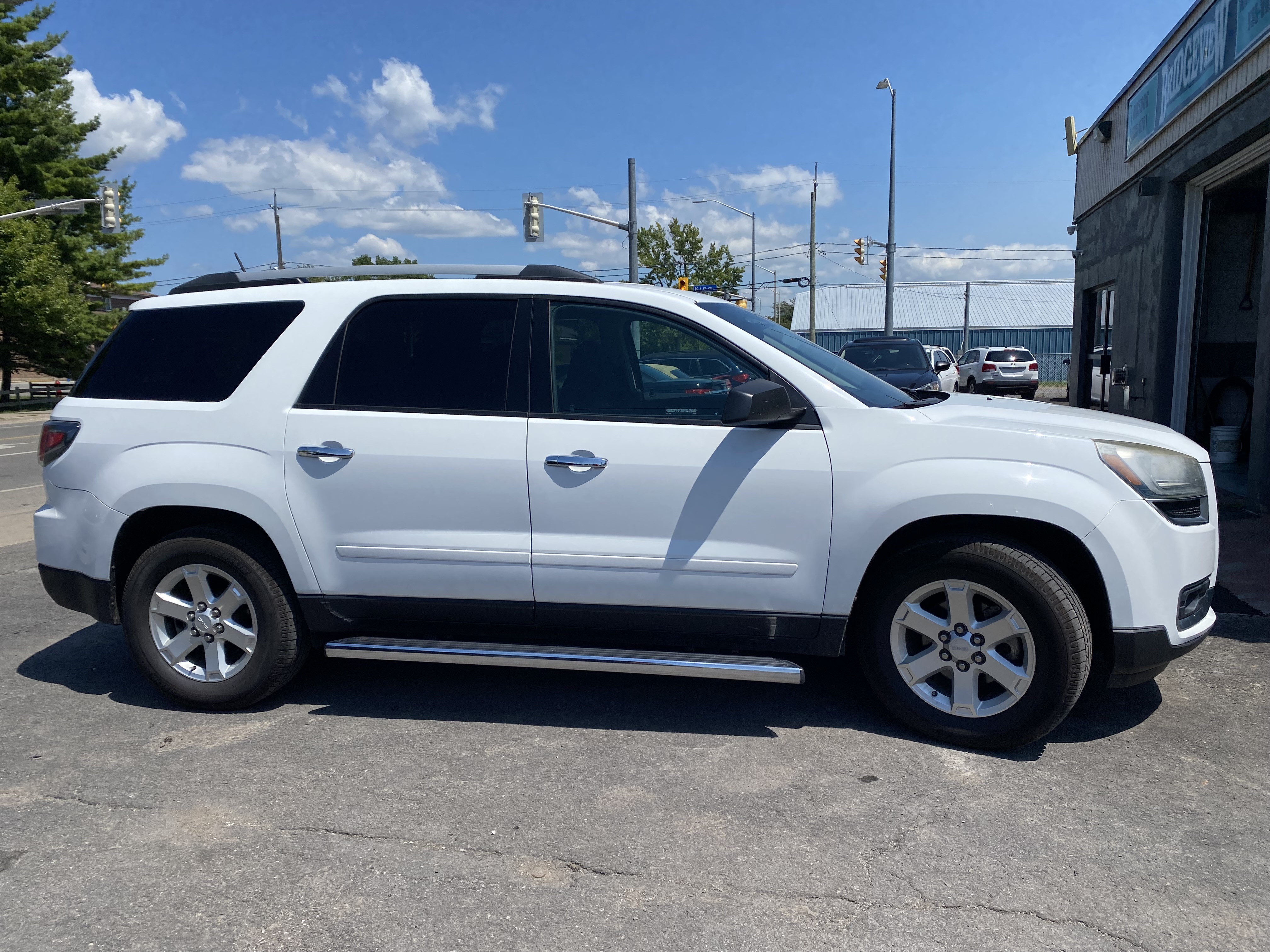 2016 GMC Acadia SLE image #1